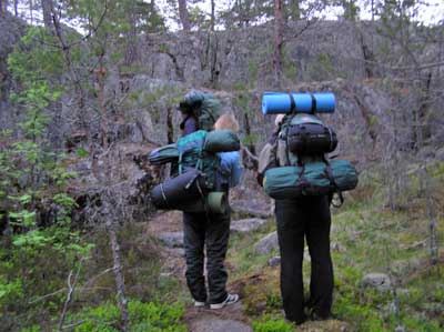 Retkeläisiä kallion edessä.