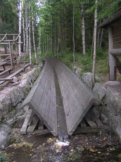 Puinen tukinuitto-uoma.