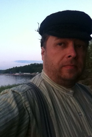 Ylläni on kipparinlakki, riihipaita ja henkselit